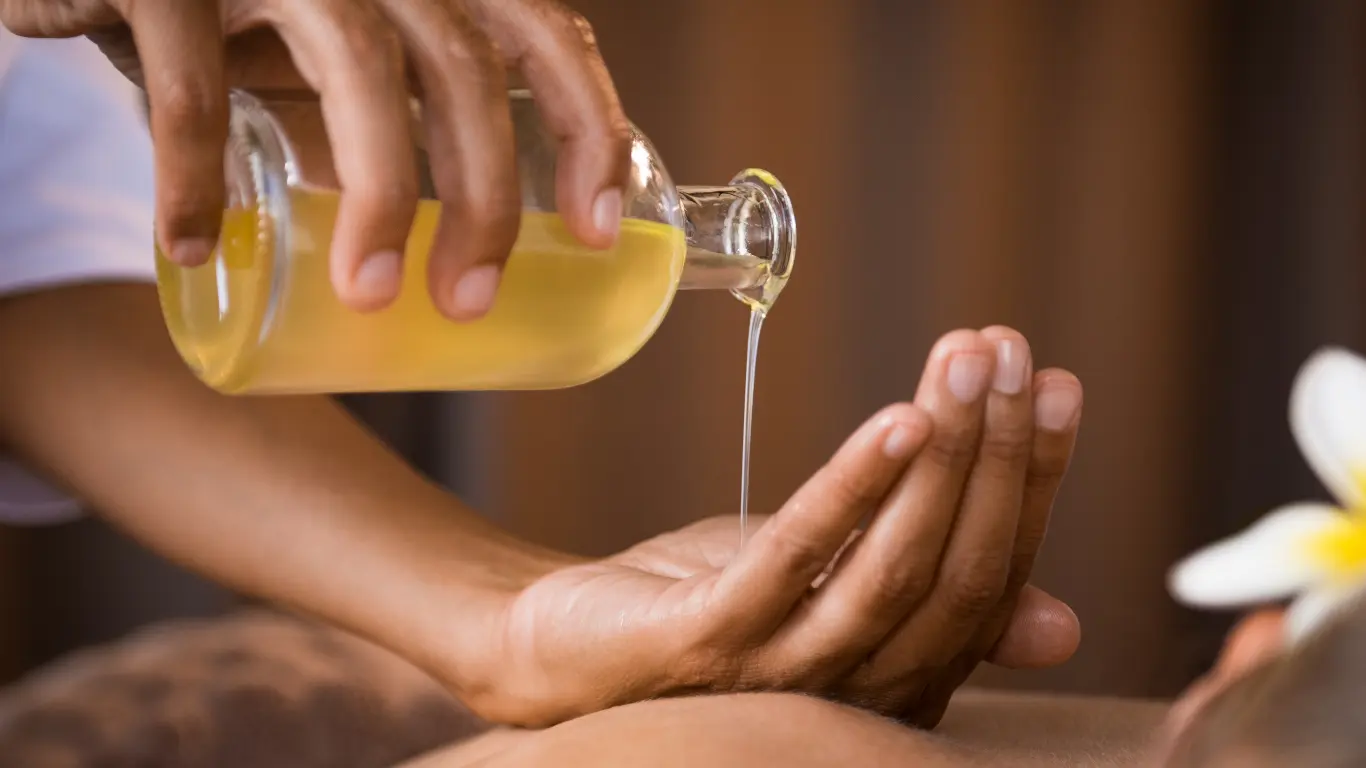 Masáž horkým olejem